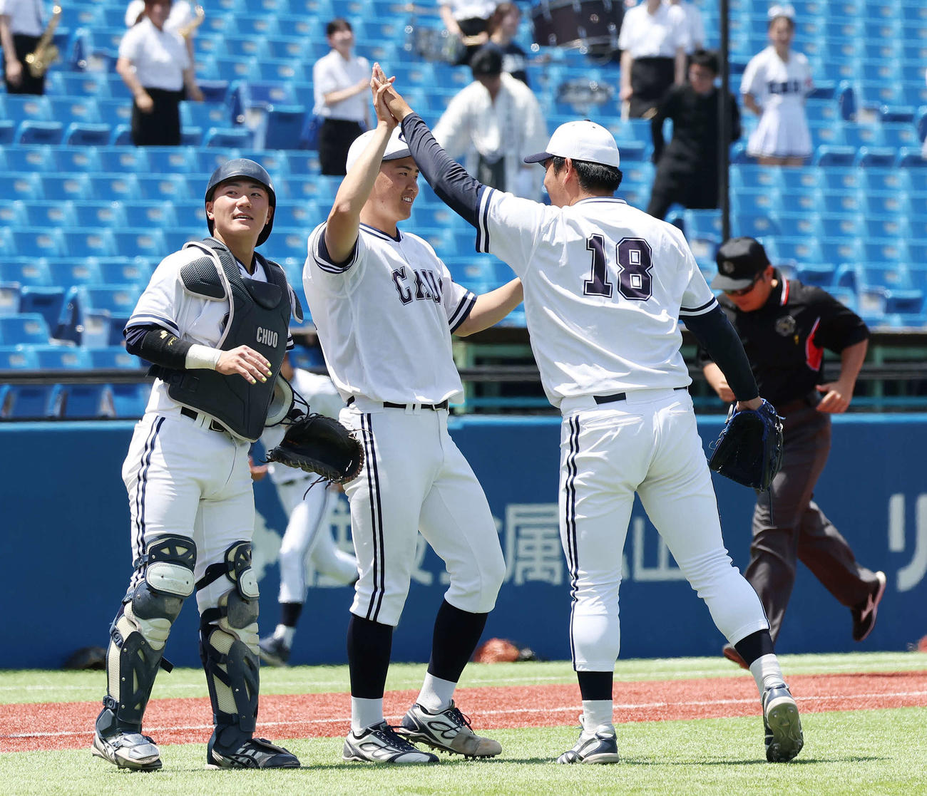 中大対亜大　勝利のタッチを交わす中大の選手たち（撮影・宮地輝）