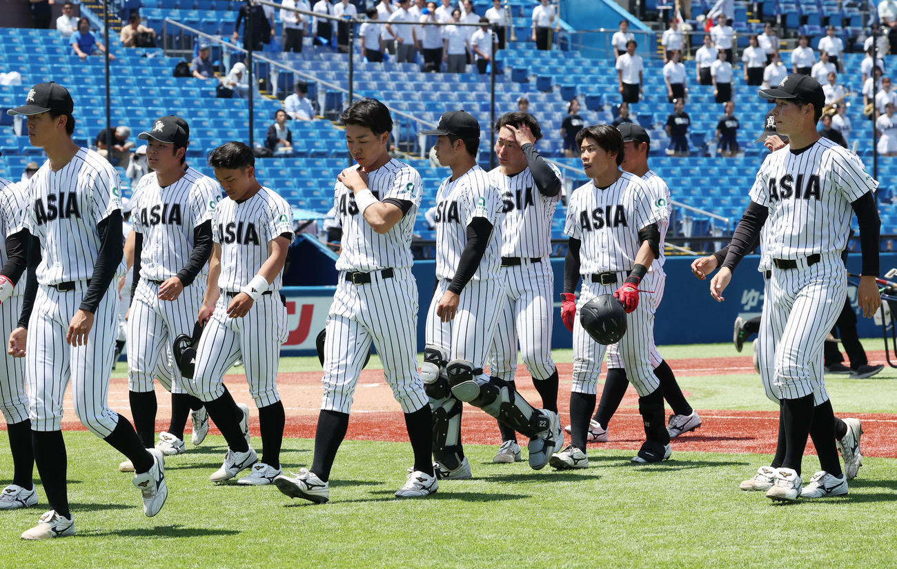 中大対亜大　敗れて肩を落とす亜大の選手たち（撮影・宮地輝）