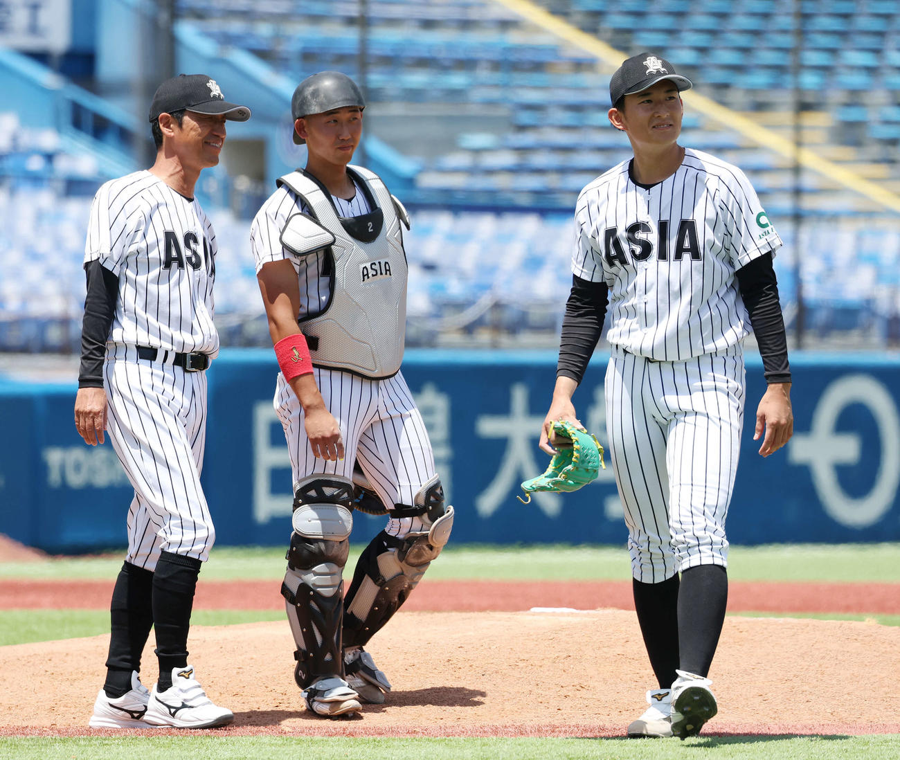 中大対亜大　7回表1死、亜大・正村監督（左）に途中降板を告げられた斉藤。中央は田島（撮影・宮地輝）