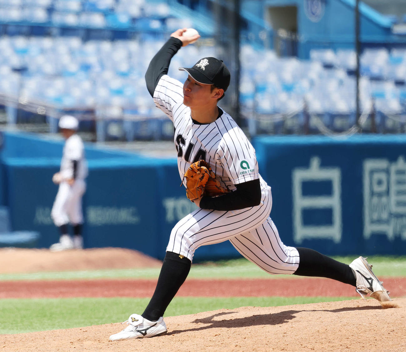 中大対亜大　亜大2番手の北嶋（撮影・宮地輝）