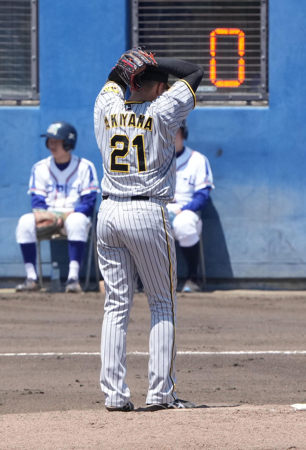 ウエスタン中日対阪神　この試合でテスト導入されたピッチクロック　投手は阪神先発の秋山（撮影・森本幸一）