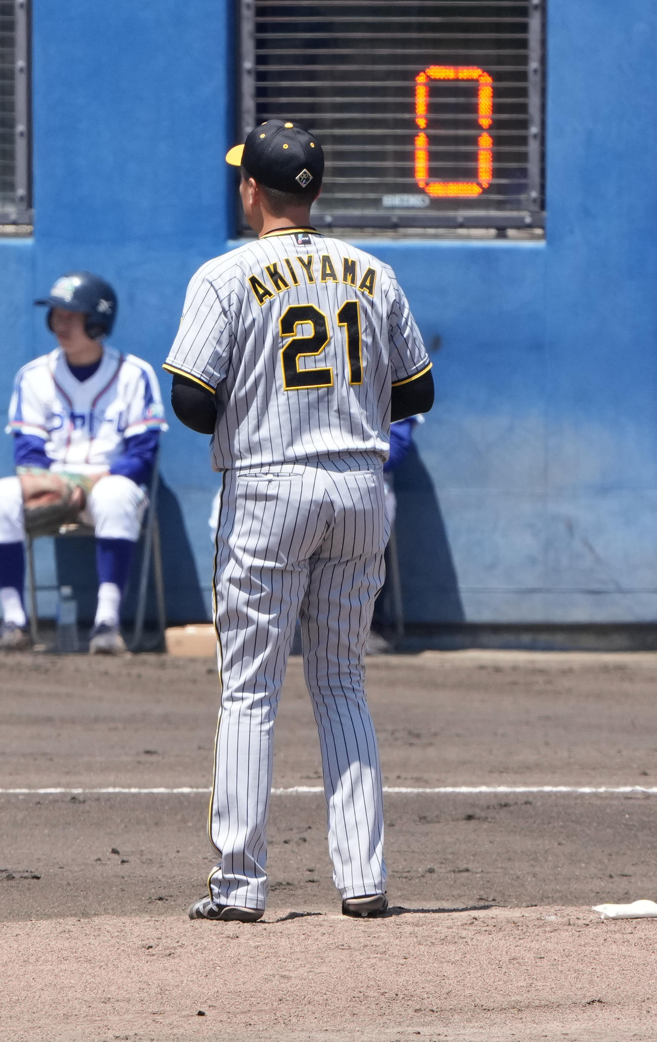ウエスタン中日対阪神　この試合でテスト導入されたピッチクロック　投手は阪神先発の秋山（撮影・森本幸一）