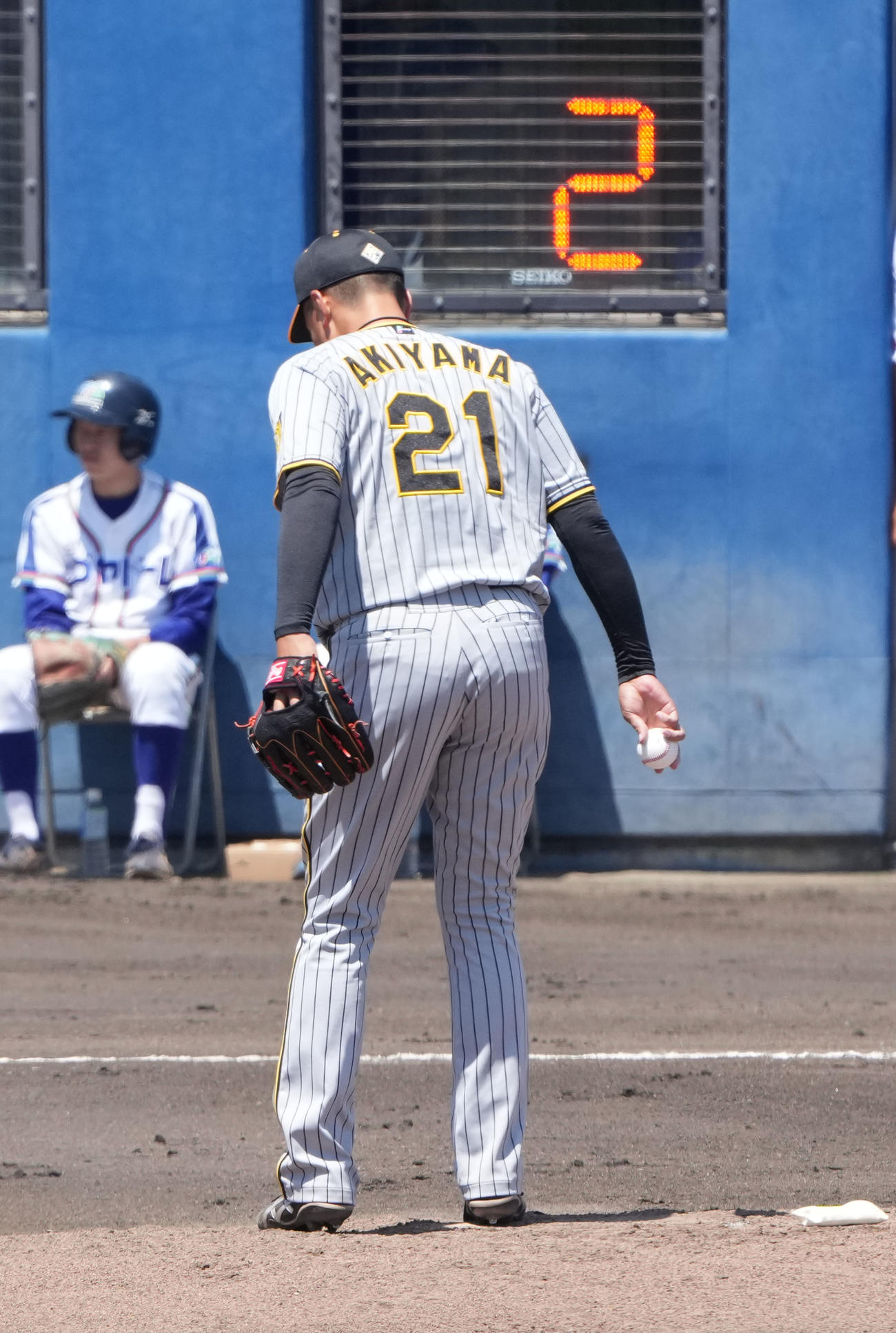 ウエスタン中日対阪神　この試合でテスト導入されたピッチクロック　投手は阪神先発の秋山（撮影・森本幸一）