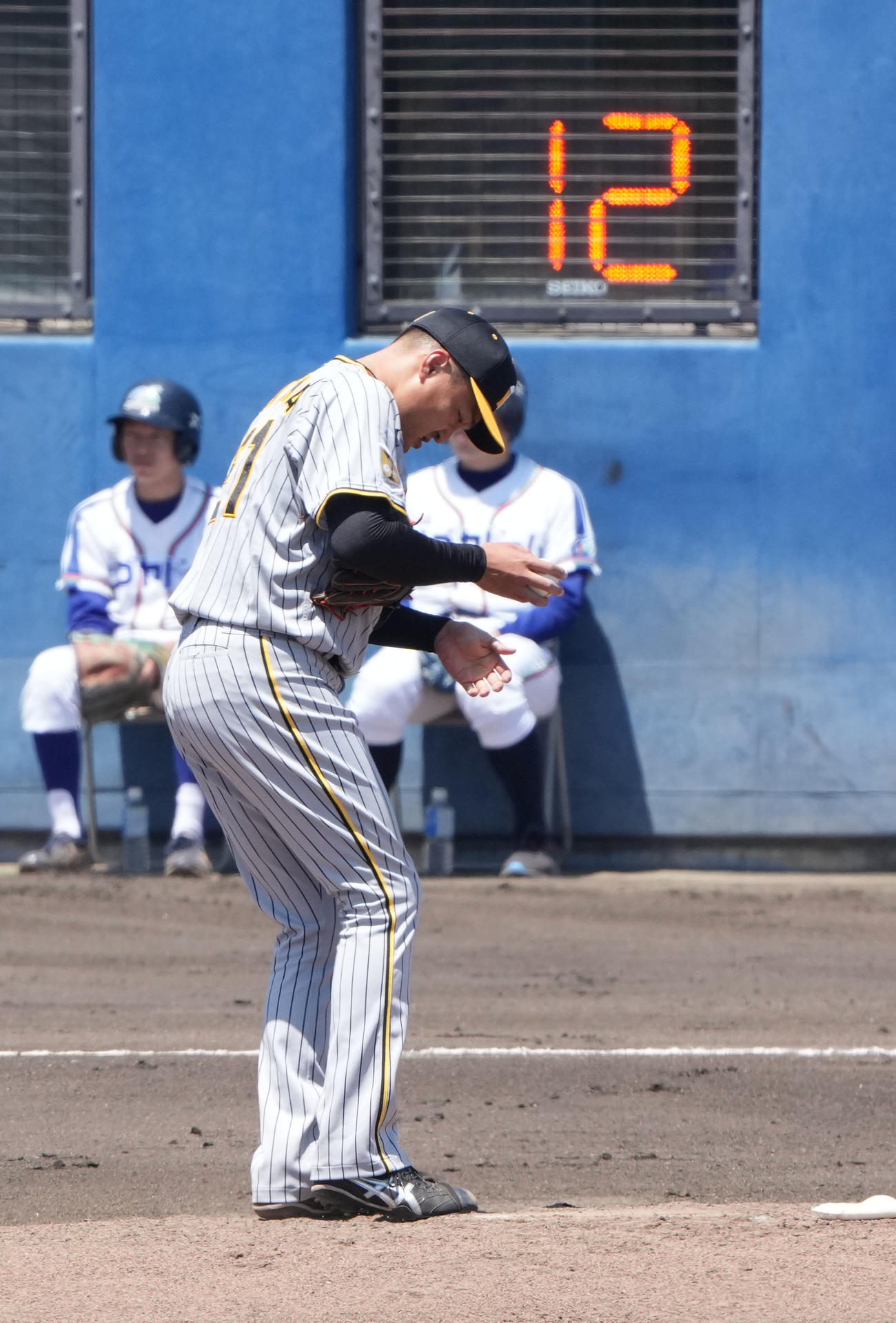 ウエスタン中日対阪神　この試合でテスト導入されたピッチクロック　投手は阪神先発の秋山（撮影・森本幸一）