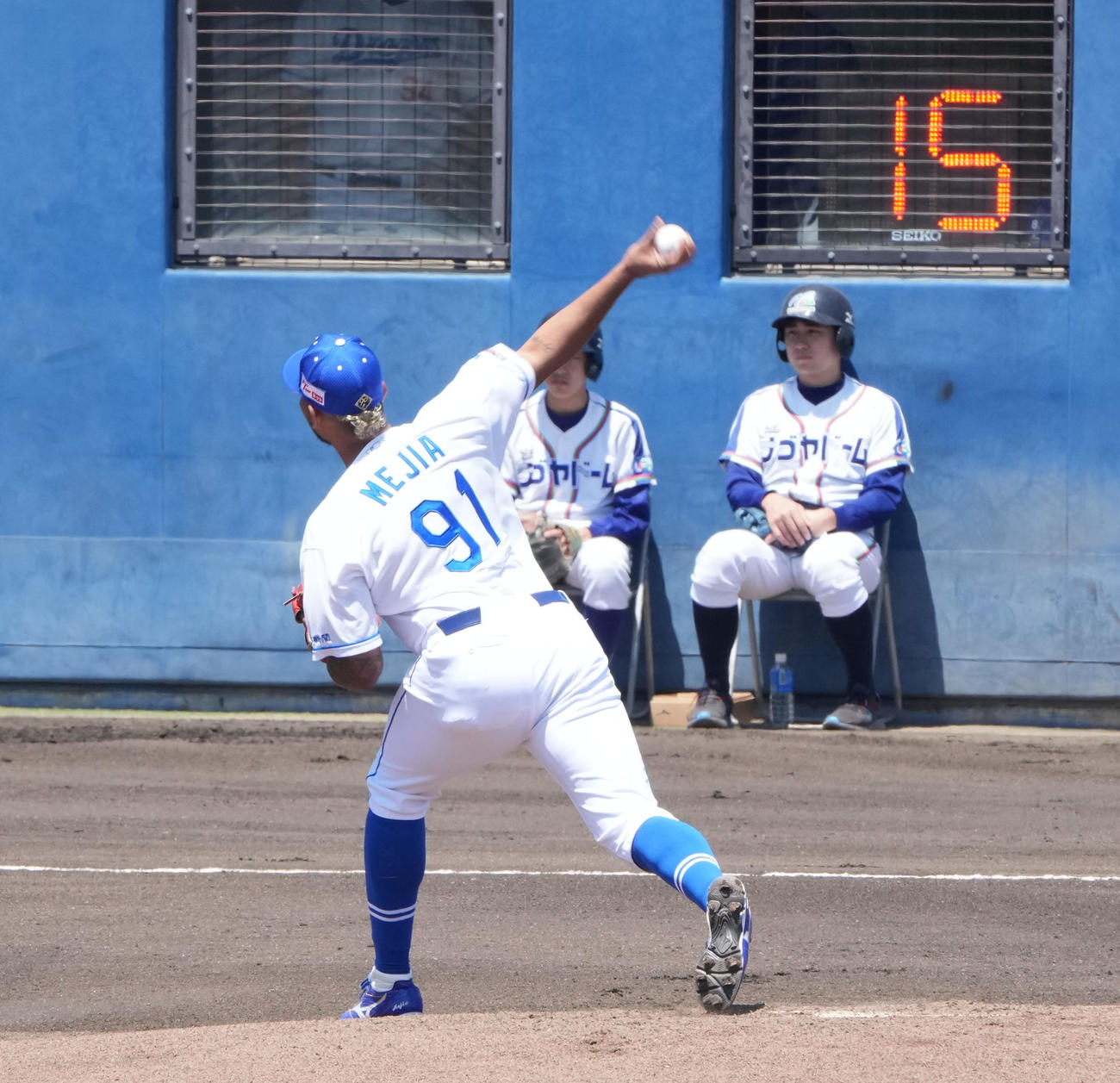 ウエスタン中日対阪神　この試合でテスト導入されたピッチクロック　投手は中日先発のメヒア（撮影・森本幸一）