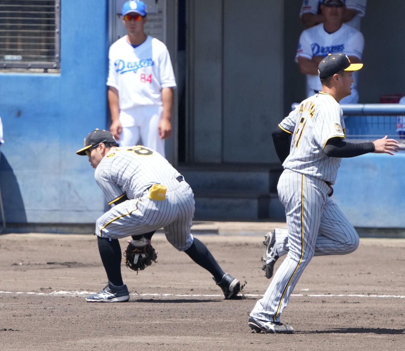 ウエスタン中日対阪神　1回裏中日無死一、二塁、石垣の三ゴロを処理する佐藤輝（左）（撮影・森本幸一）