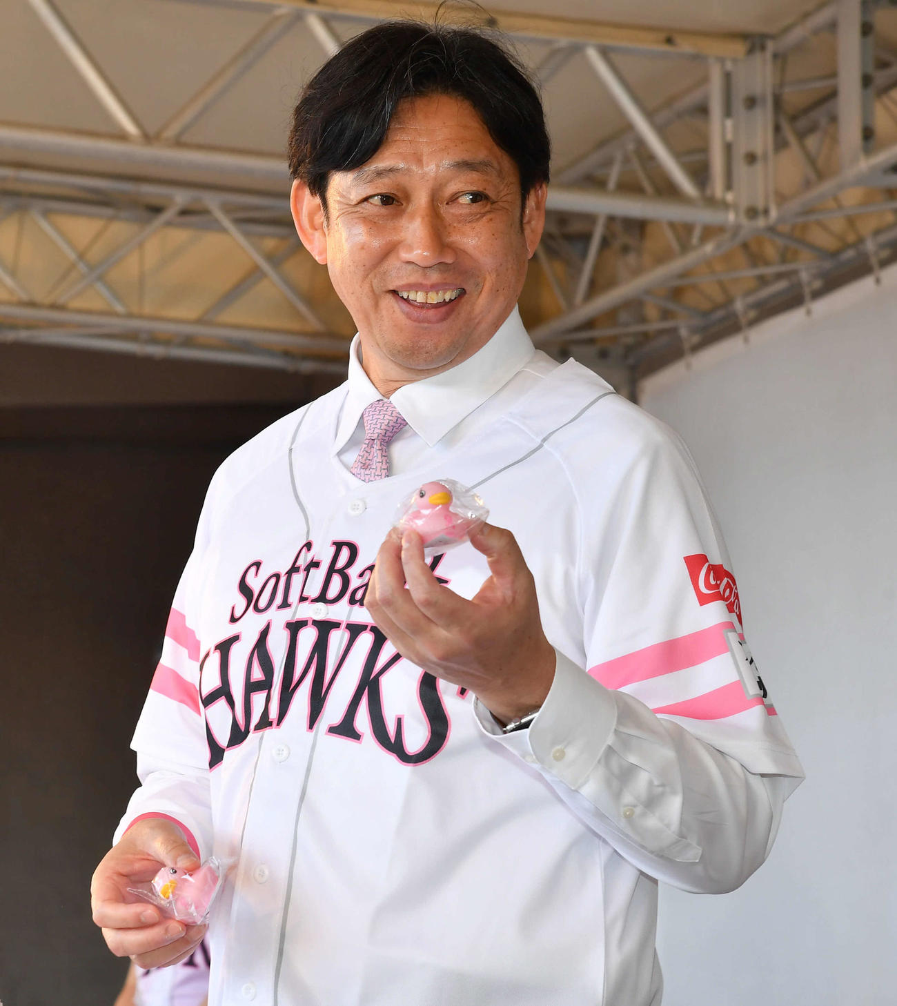 ソフトバンク対西武　ピンクリボン運動のグッズを手に笑顔を見せる鳥越裕介氏（撮影・岩下翔太）