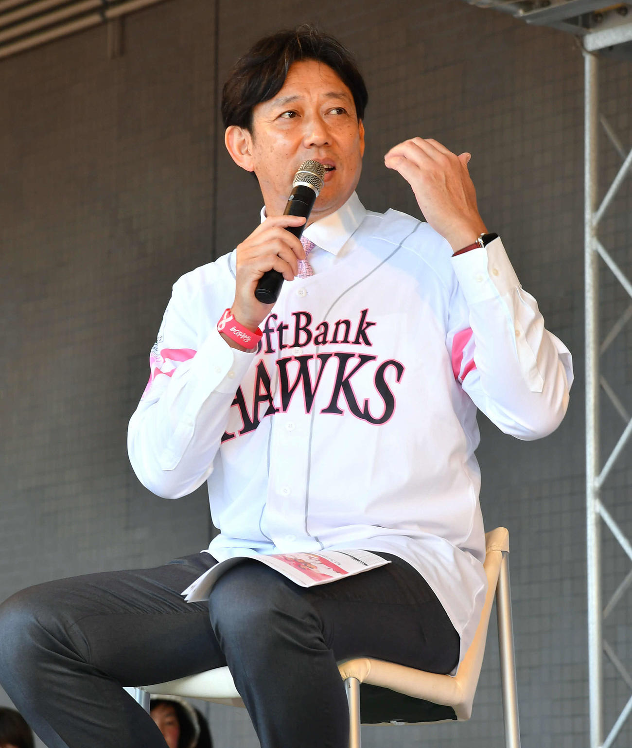 ソフトバンク対西武　ピンクリボン運動のトークショーを行う鳥越裕介氏（撮影・岩下翔太）