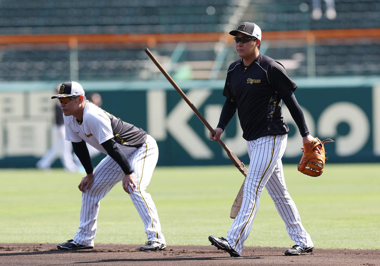 阪神対ヤクルト　試合前練習に臨む阪神原口（左）と大山（撮影・前田充）