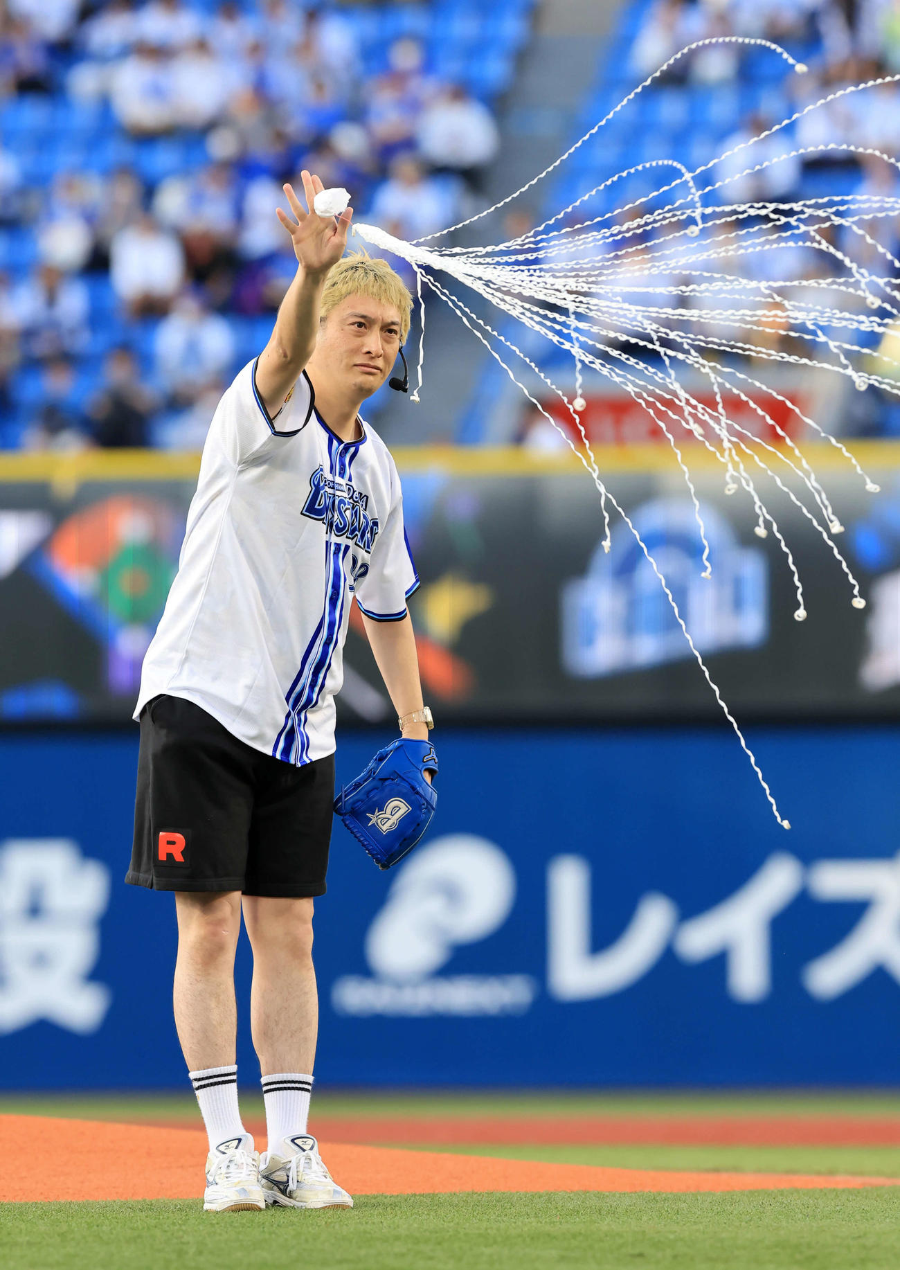 DeNA対中日　松本人志のマネで投げ込む、ものまね芸人のJP（撮影・浅見桂子）