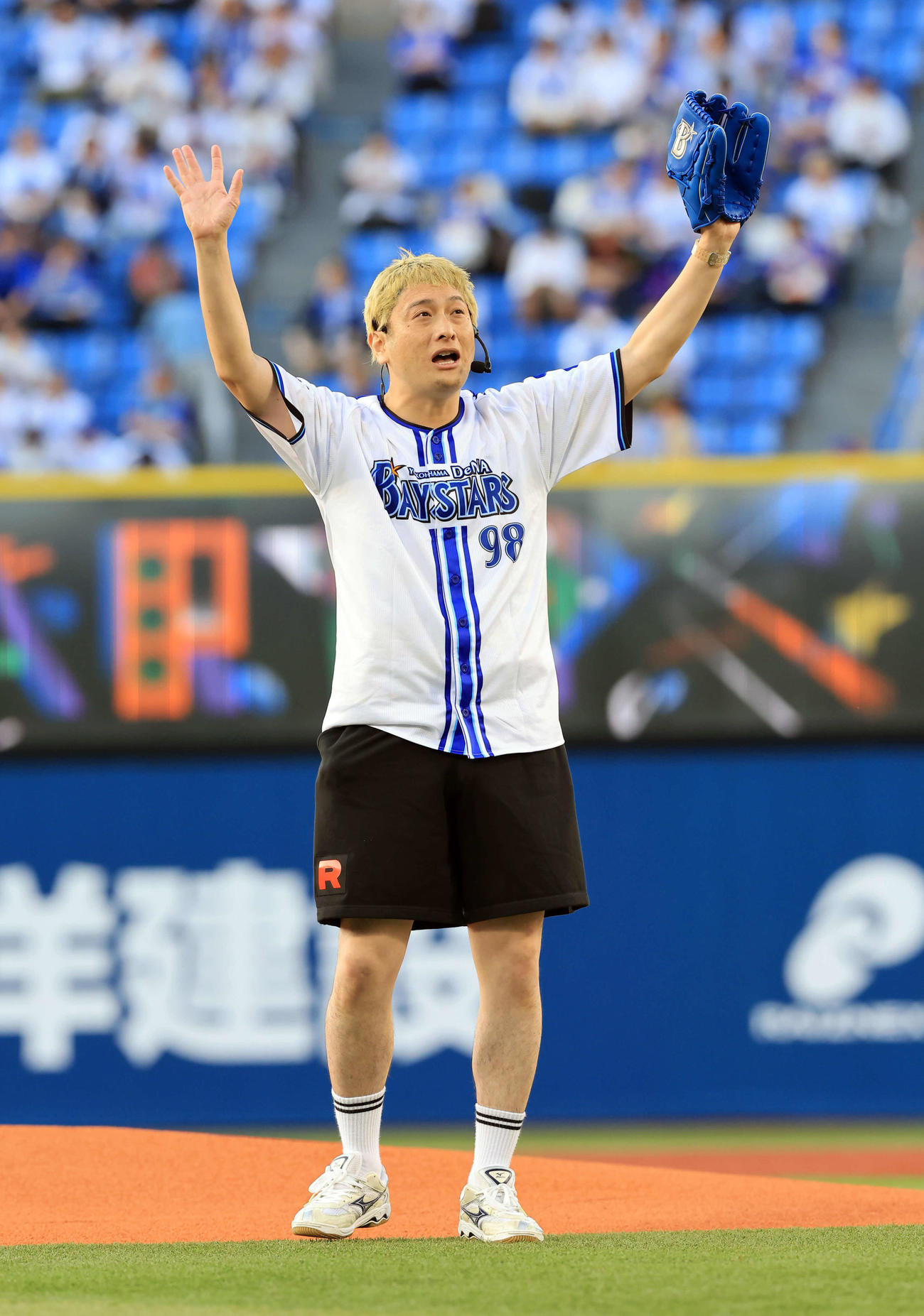 DeNA対中日　セレモニアルピッチに登場した、ものまね芸人のJP（撮影・浅見桂子）