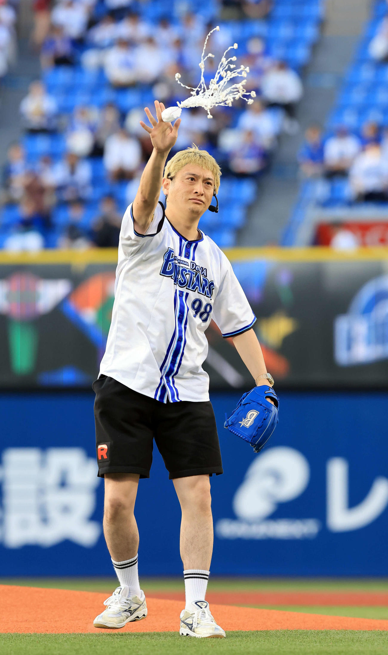 DeNA対中日　松本人志のマネで投げ込む、ものまね芸人のJP（撮影・浅見桂子）