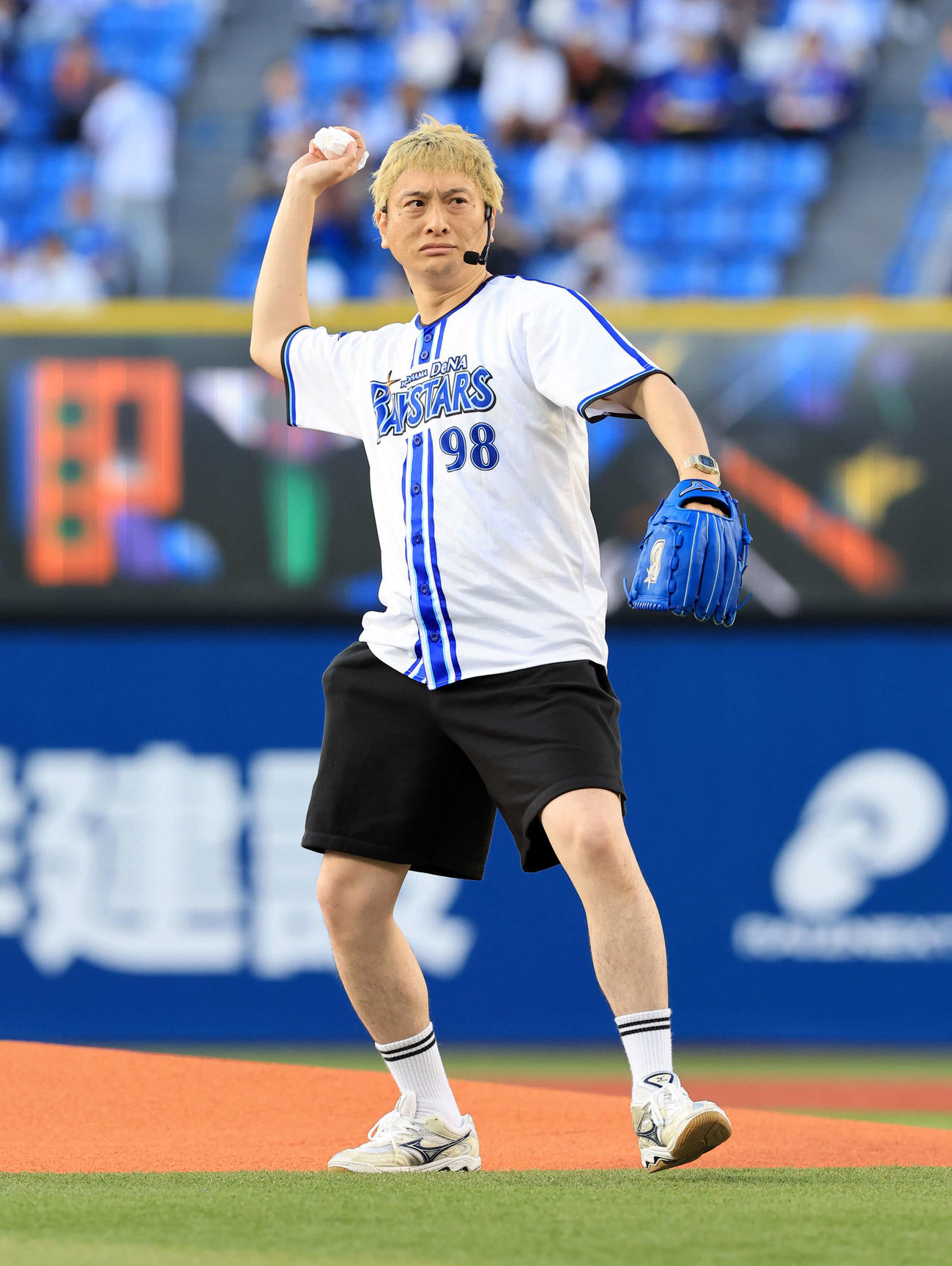 DeNA対中日　松本人志のマネで投げ込む、ものまね芸人のJP（撮影・浅見桂子）