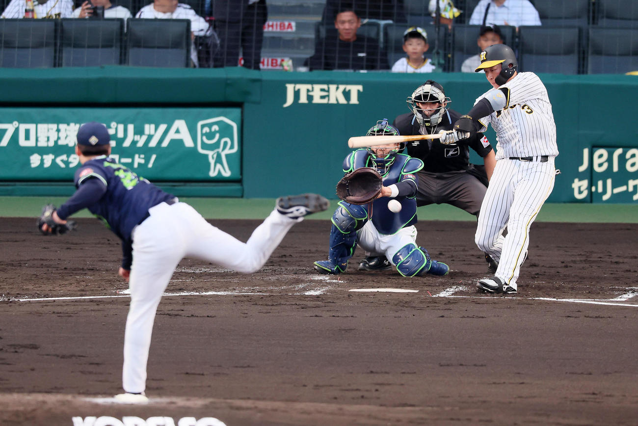 阪神対ヤクルト　2回裏阪神無死、大山は左前打を放つ。投手は吉村（撮影・加藤哉）