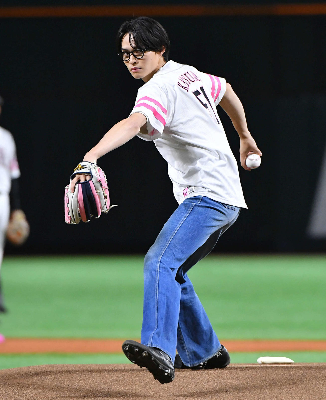 ソフトバンク対西武　始球式を行う俳優の兵頭功海（撮影・岩下翔太）
