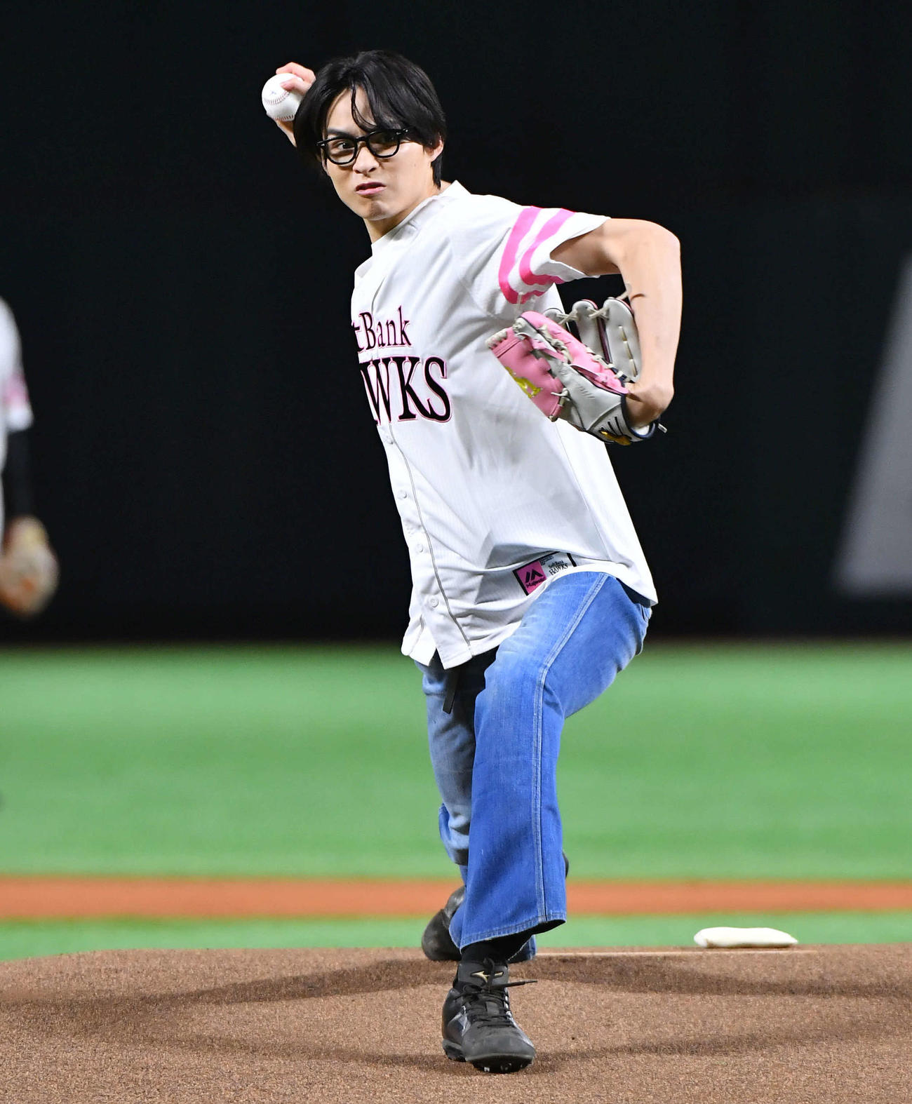 ソフトバンク対西武　始球式を行う俳優の兵頭功海（撮影・岩下翔太）