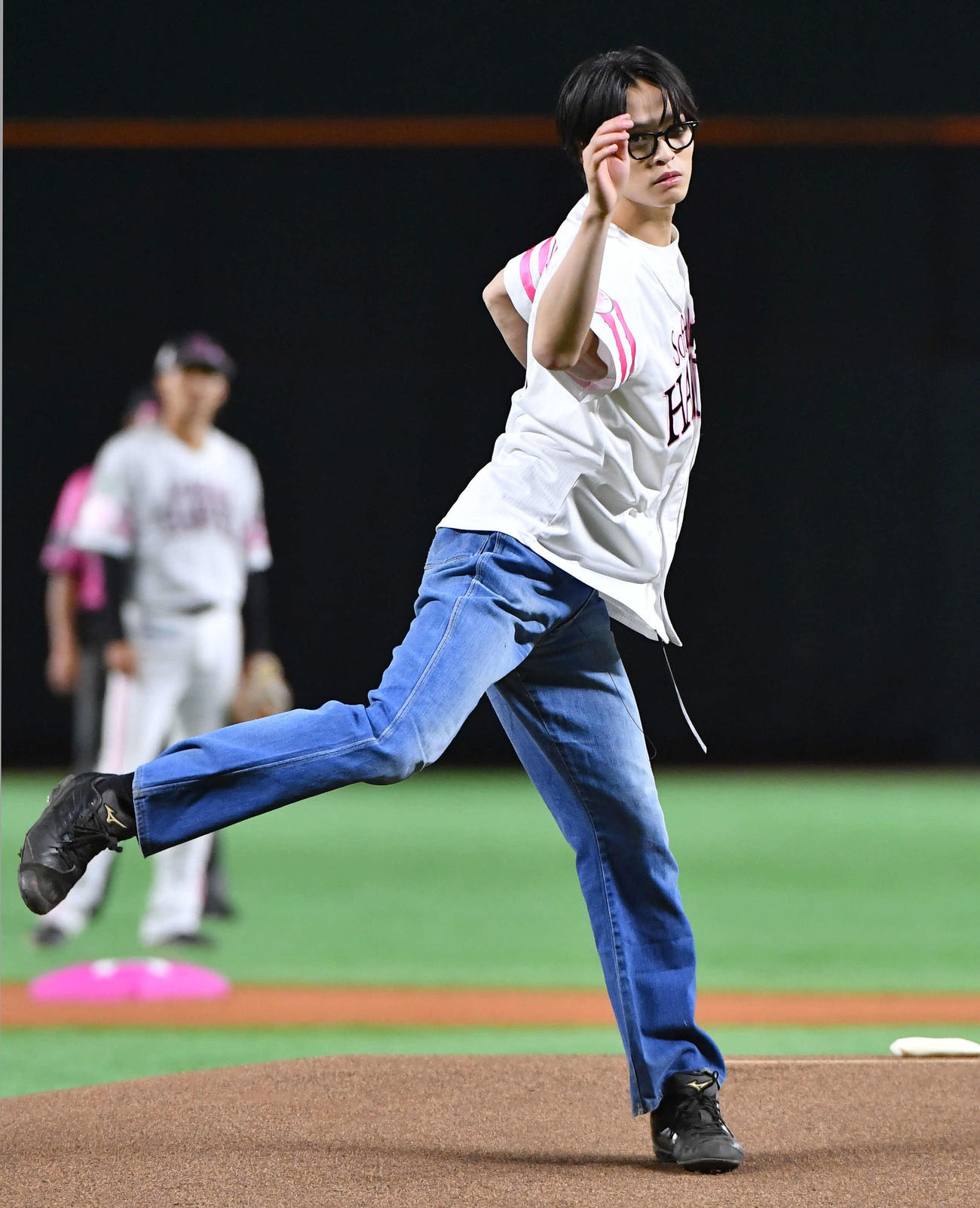 ソフトバンク対西武　始球式を行う俳優の兵頭功海（撮影・岩下翔太）