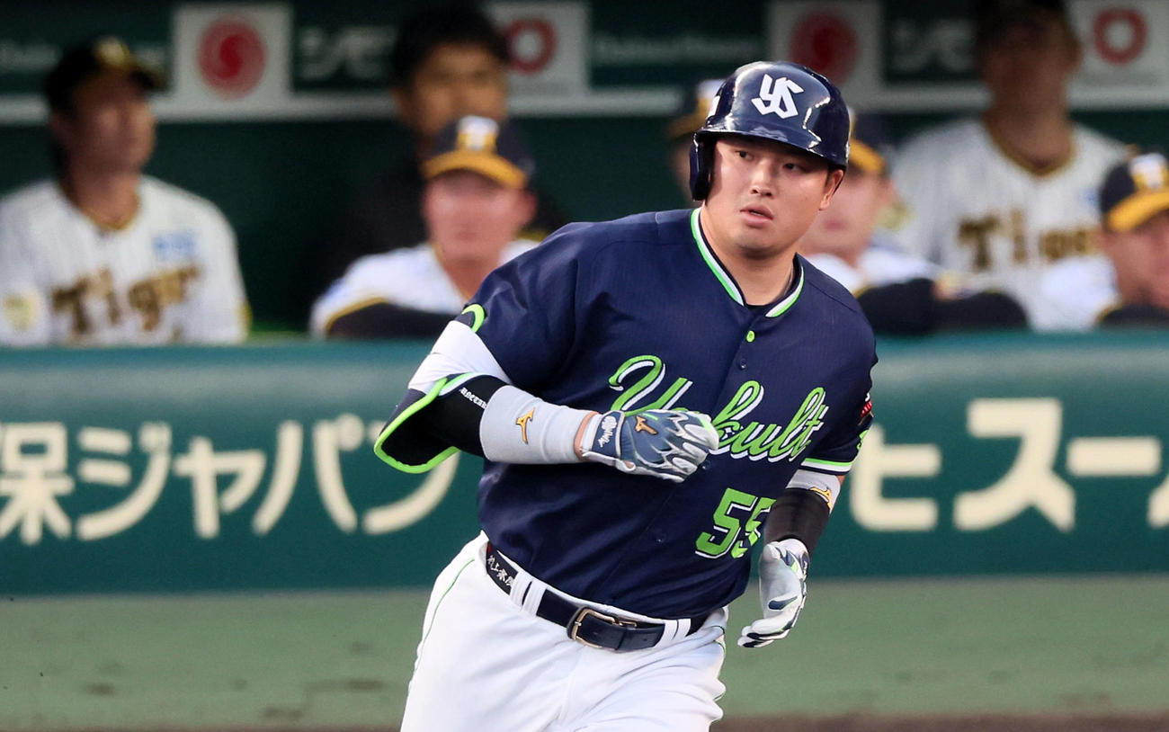 阪神対ヤクルト　3回表ヤクルト2死一、二塁、村上は右越え3点本塁打を放ちダイヤモンドをまわる（撮影・加藤哉）