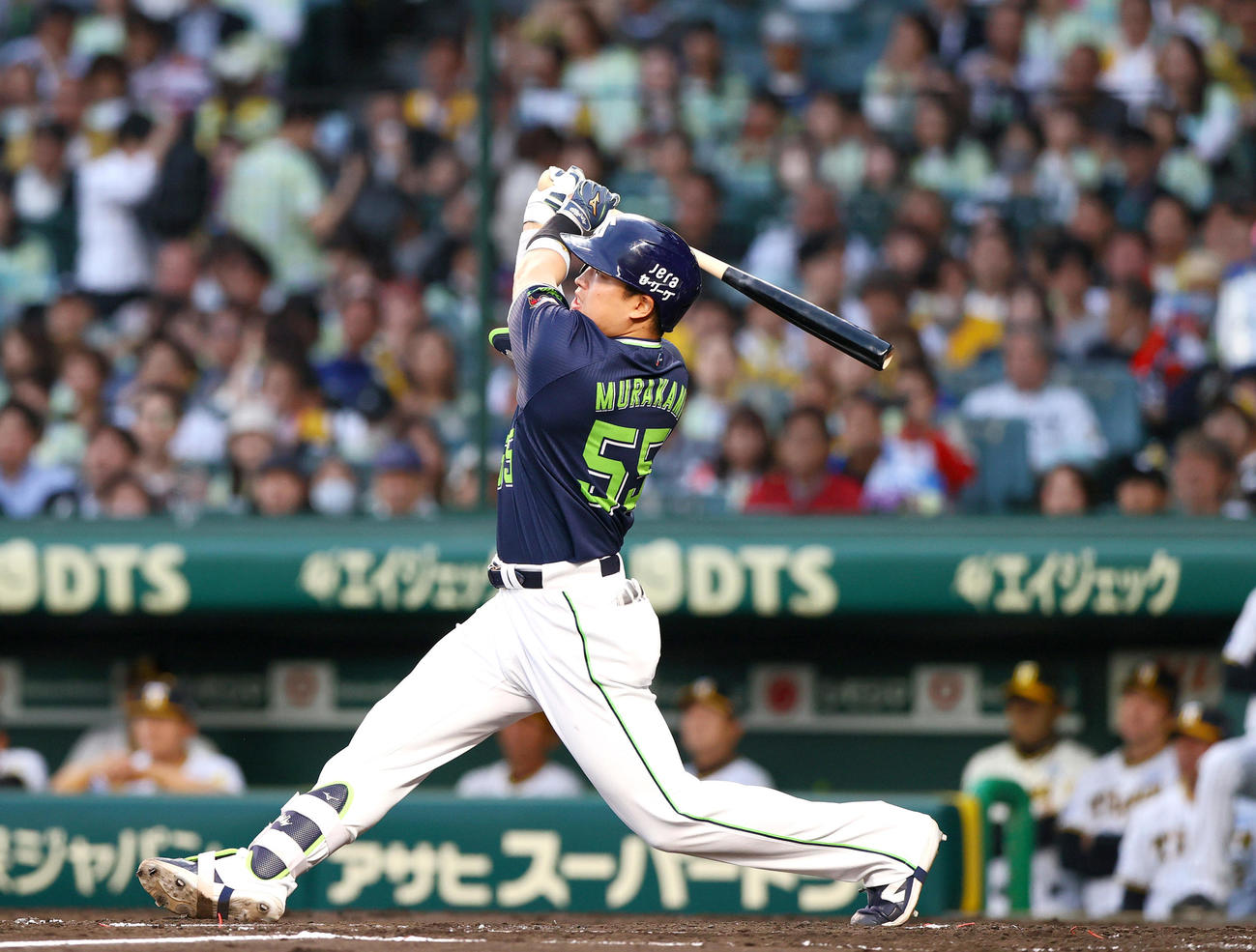 阪神対ヤクルト　3回表ヤクルト2死一、二塁、村上は右越え3点本塁打を放つ（撮影・上山淳一）