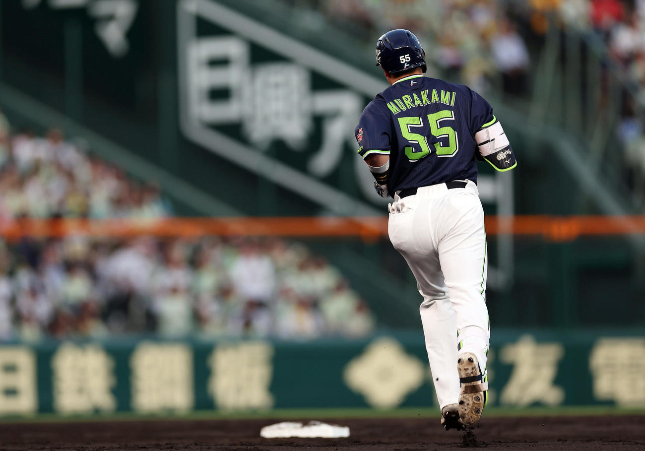 阪神対ヤクルト　3回表ヤクルト2死一、二塁、右中間へ3点本塁打を放ちダイヤモンドをまわる村上（撮影・前田充）