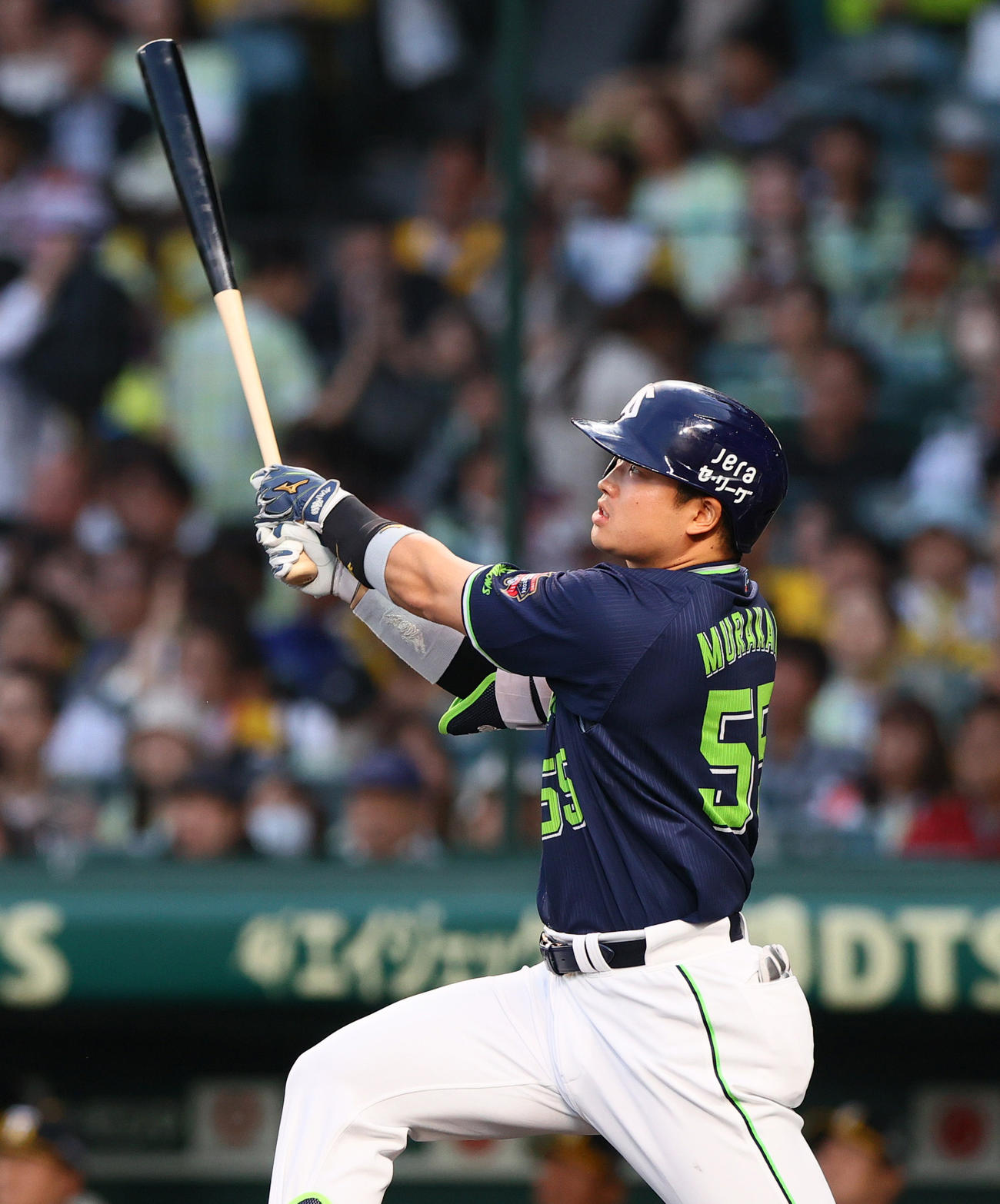 阪神対ヤクルト　3回表ヤクルト2死一、二塁、村上は右越え3点本塁打を放つ（撮影・上山淳一）