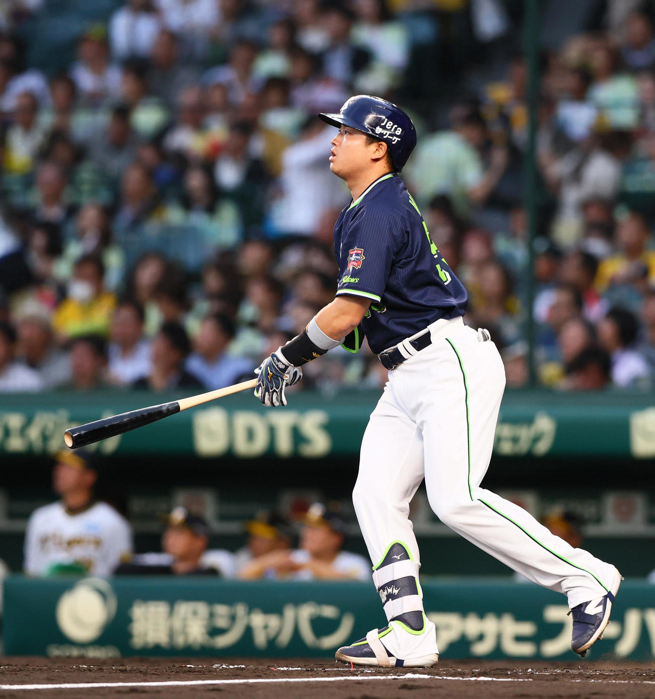 阪神対ヤクルト　3回表ヤクルト2死一、二塁、村上は右越え3点本塁打を放つ（撮影・上山淳一）