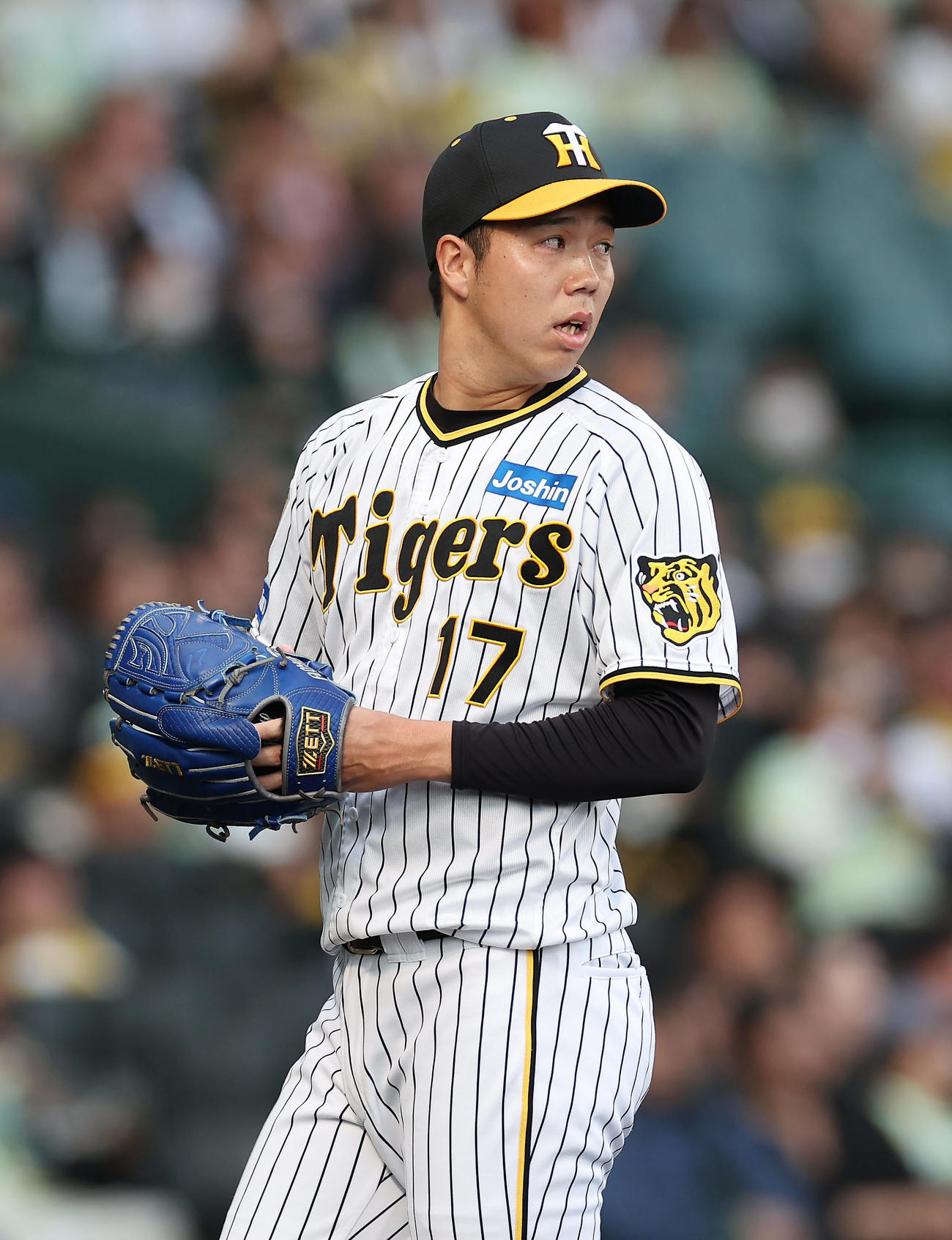 阪神対ヤクルト　1回表を投げ終え、厳しい表情を見せながらベンチへ戻る阪神青柳（撮影・前田充）