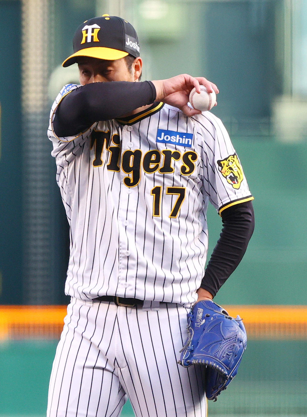 阪神対ヤクルト　阪神先発の青柳は初回に失点し汗をぬぐう（撮影・上山淳一）