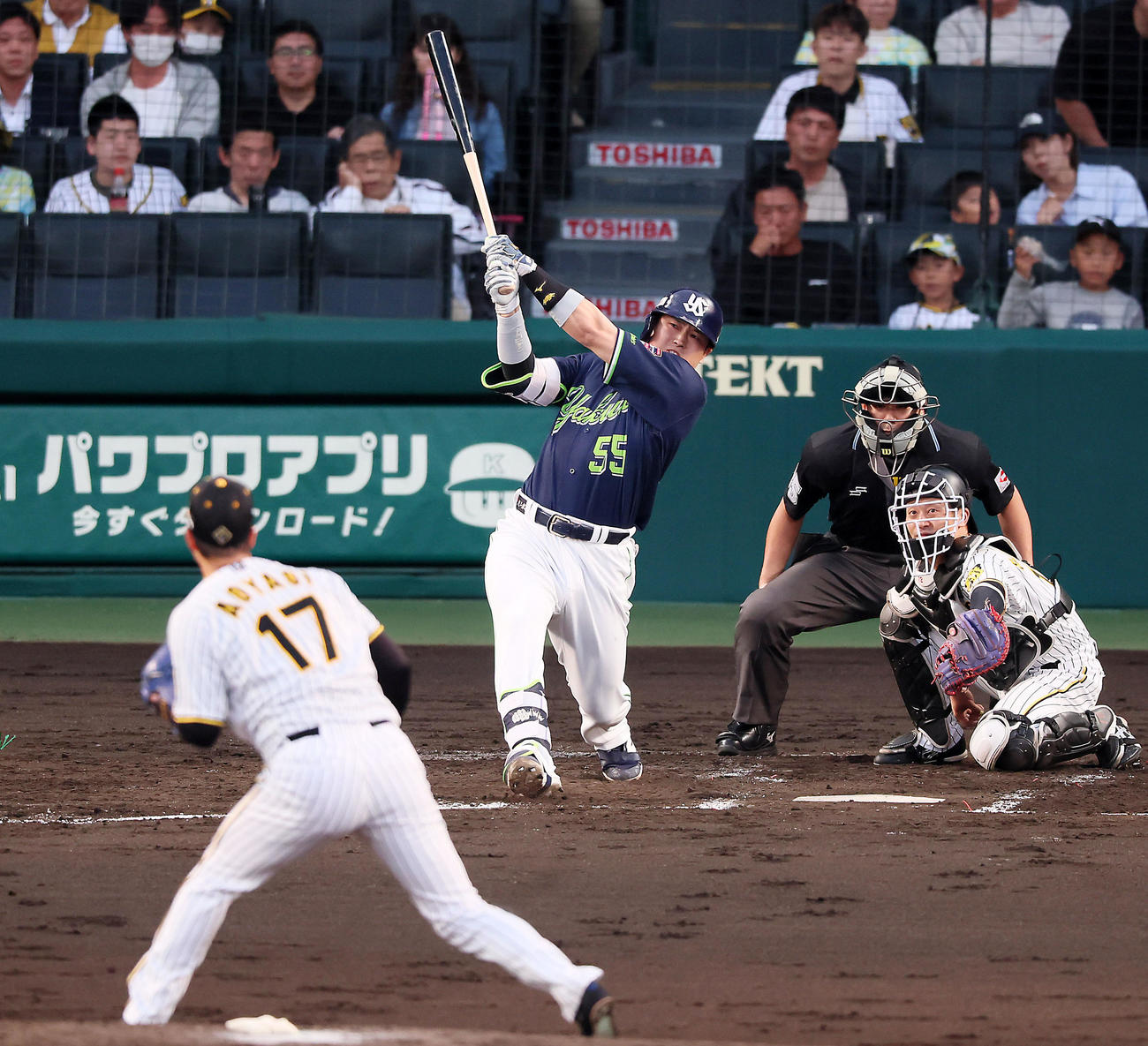 阪神対ヤクルト　3回表ヤクルト2死一、二塁、村上は右越え3点本塁打を放つ。投手は青柳（撮影・加藤哉）