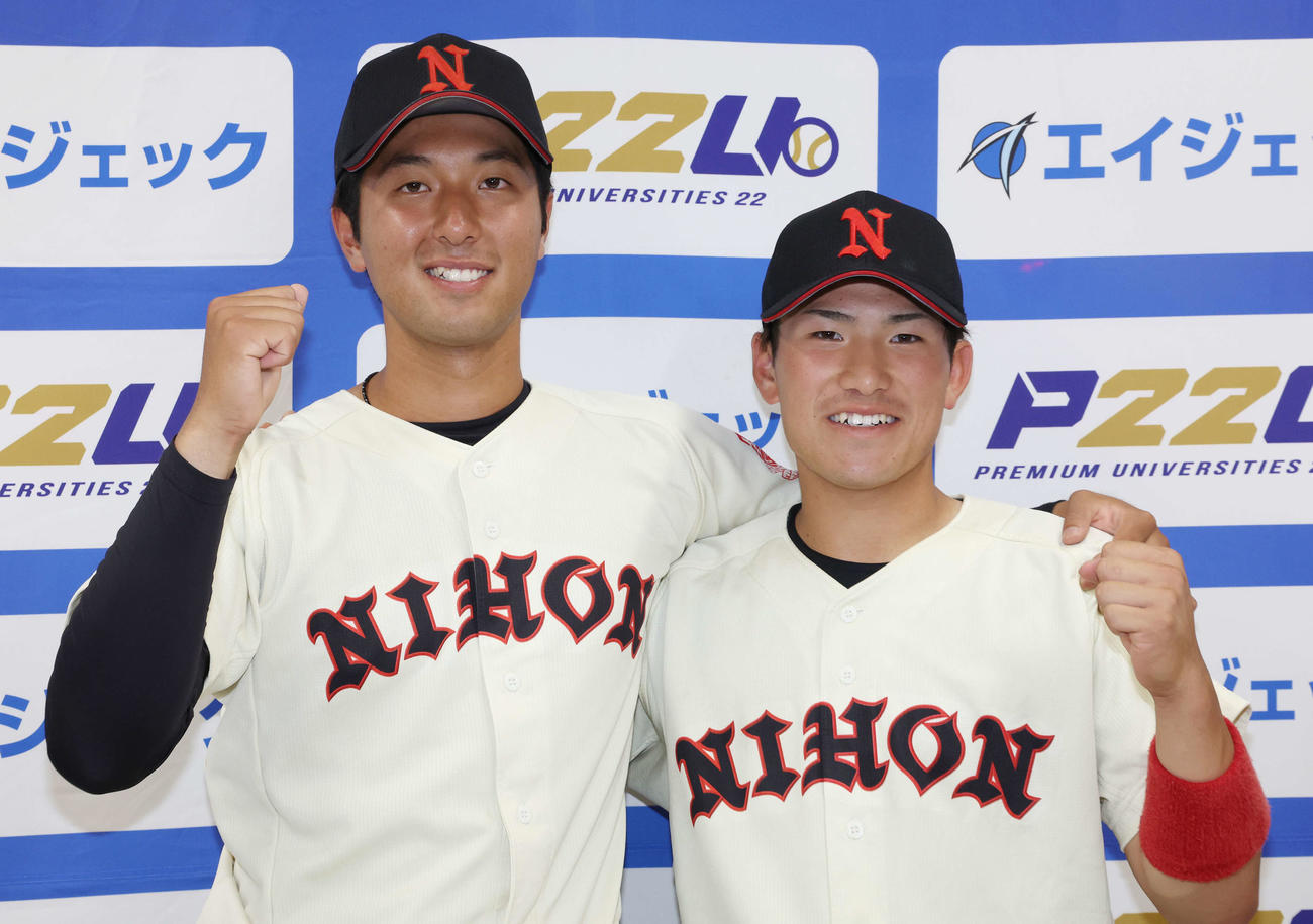 青学大対日大　笑顔でガッツポーズする日大・市川（左）と米津（撮影・宮地輝）