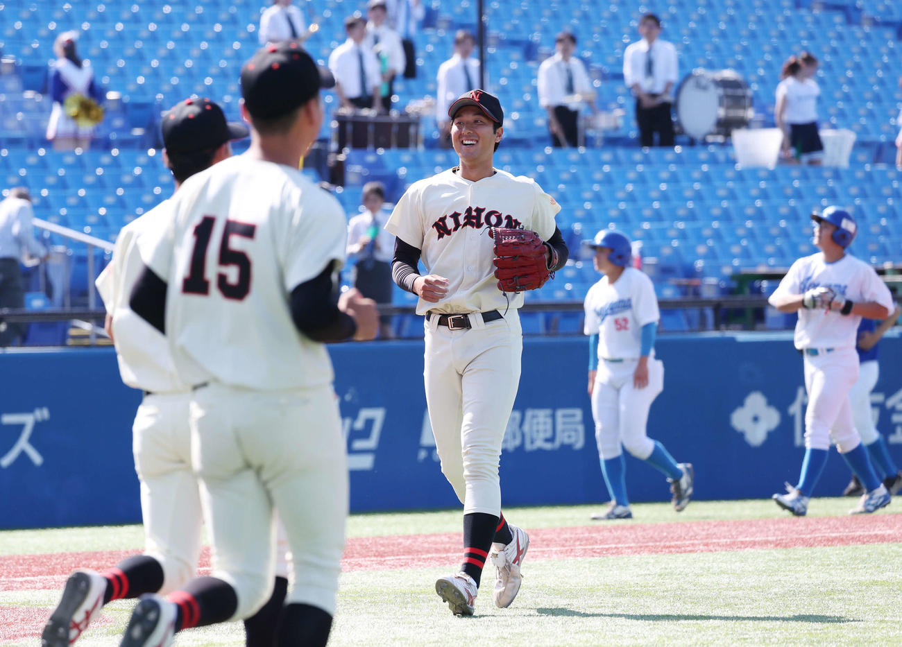 青学大対日大　勝利し、笑顔を見せる日大・市川（撮影・宮地輝）