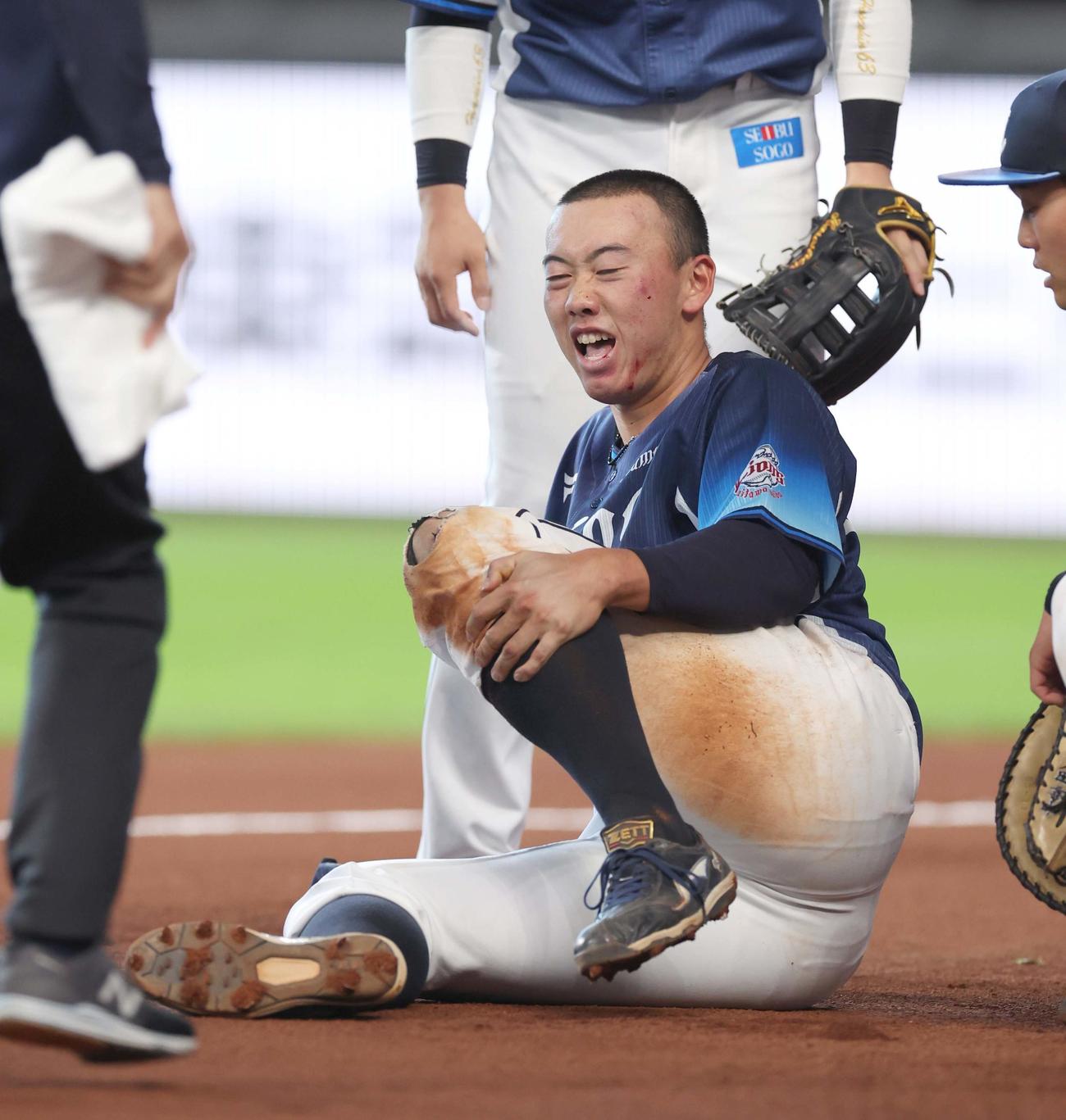 日本ハム対西武　7回裏日本ハム1死満塁、万波の打球を追って防護網に激突し左膝を痛める村田（2024年5月15日撮影）