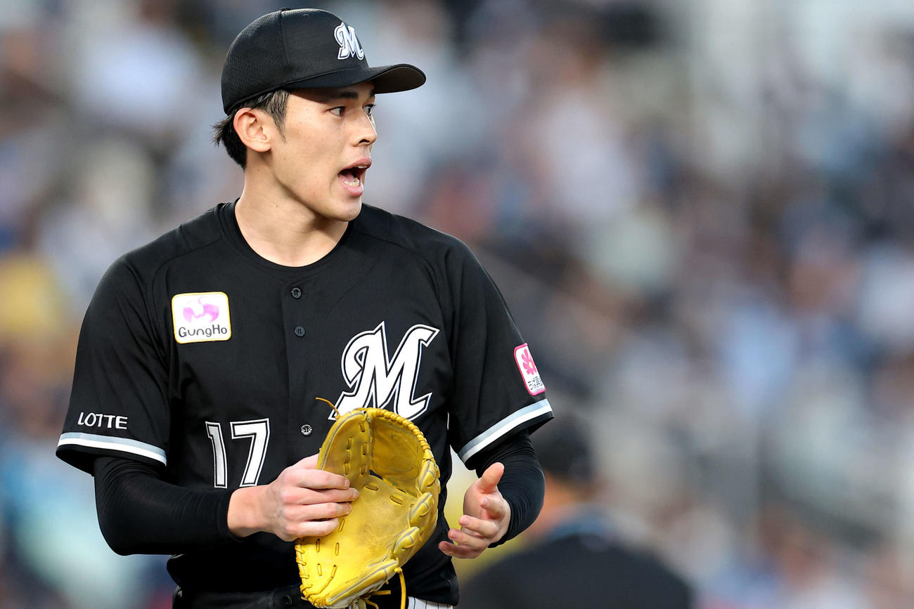 ロッテ対日本ハム　2回表を抑える佐々木（撮影・河田真司）