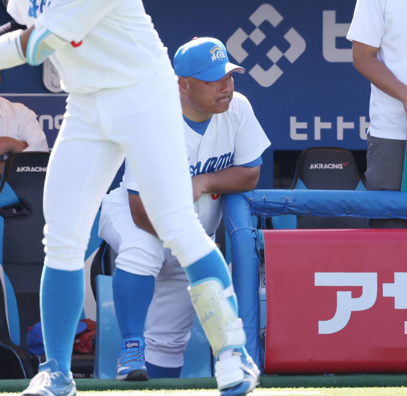 青学大対日大　9回表、厳しい表情で戦況を見つめる青学大・安藤監督（撮影・宮地輝）