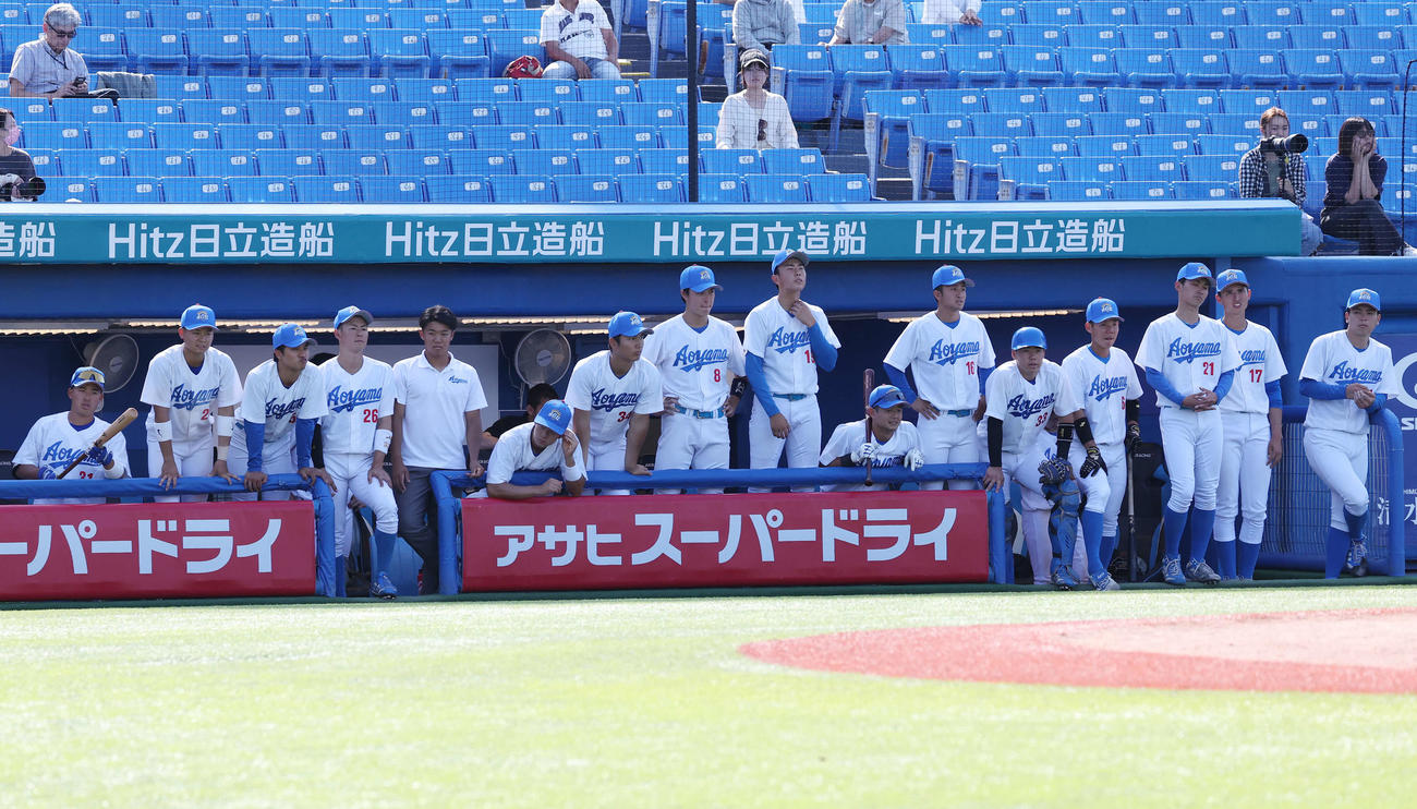 青学大対日大　9回表、厳しい表情で戦況を見つめる青学大の選手たち（撮影・宮地輝）