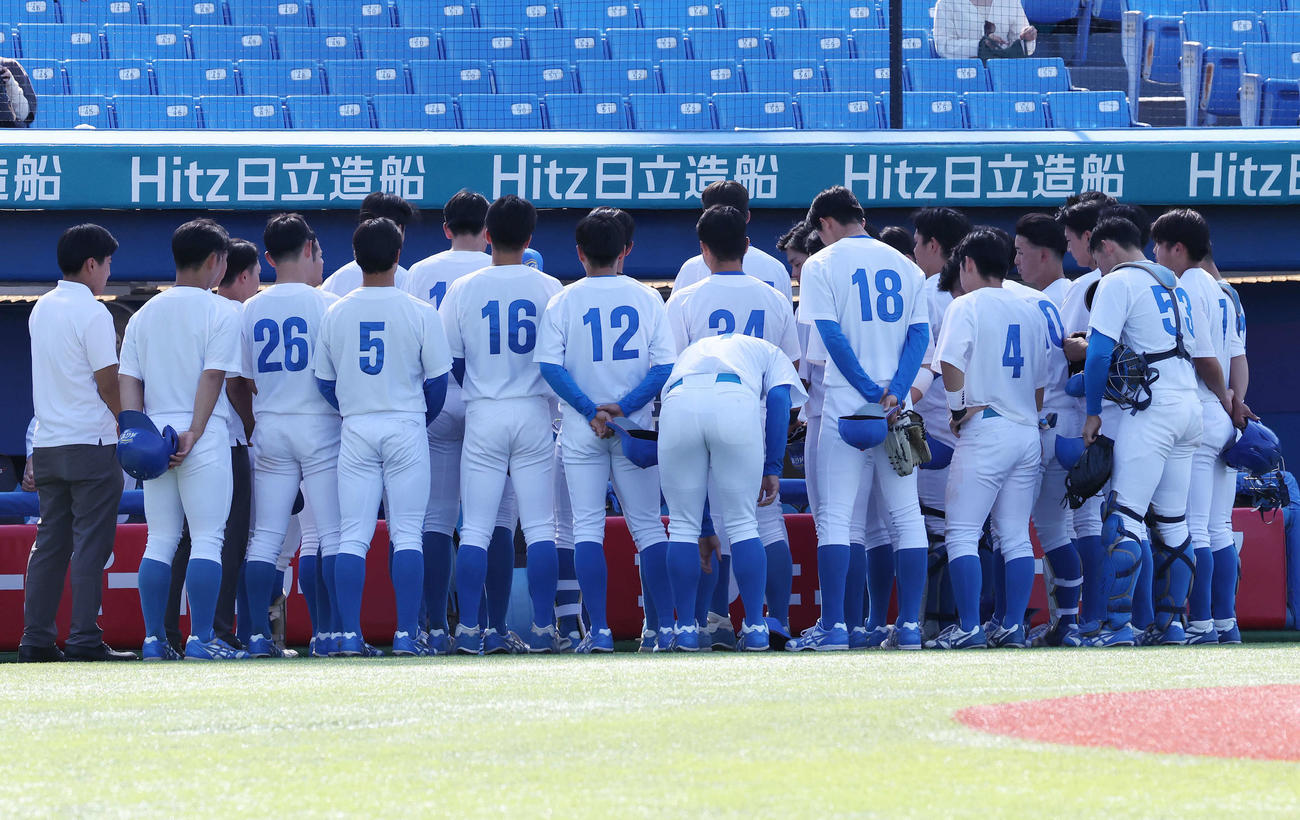 青学大対日大　試合後、集まる青学大の選手たち（撮影・宮地輝）