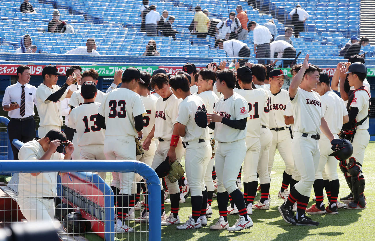 青学大対日大　勝利のタッチを交わす日大の選手たち（撮影・宮地輝）