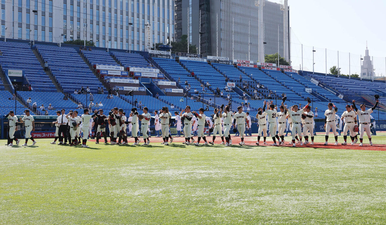 青学大対日大　勝利してあいさつする日大の選手たち（撮影・宮地輝）
