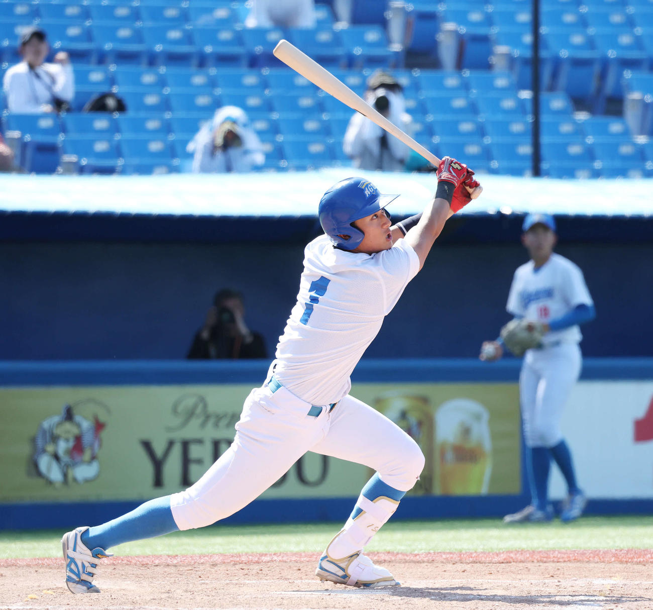 青学大対日大　9回表青学大1死一塁、右飛に倒れる佐々木（撮影・宮地輝）