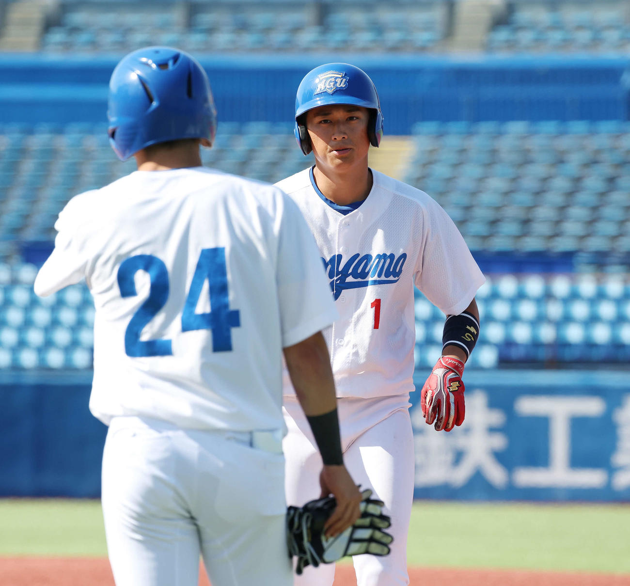 青学大対日大　9回表青学大1死一塁、右飛に倒れた佐々木（撮影・宮地輝）