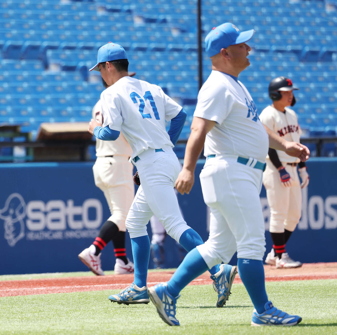 青学大対日大　2回裏日大2死満塁、安藤監督（右）に途中降板を告げられた児玉（撮影・宮地輝）