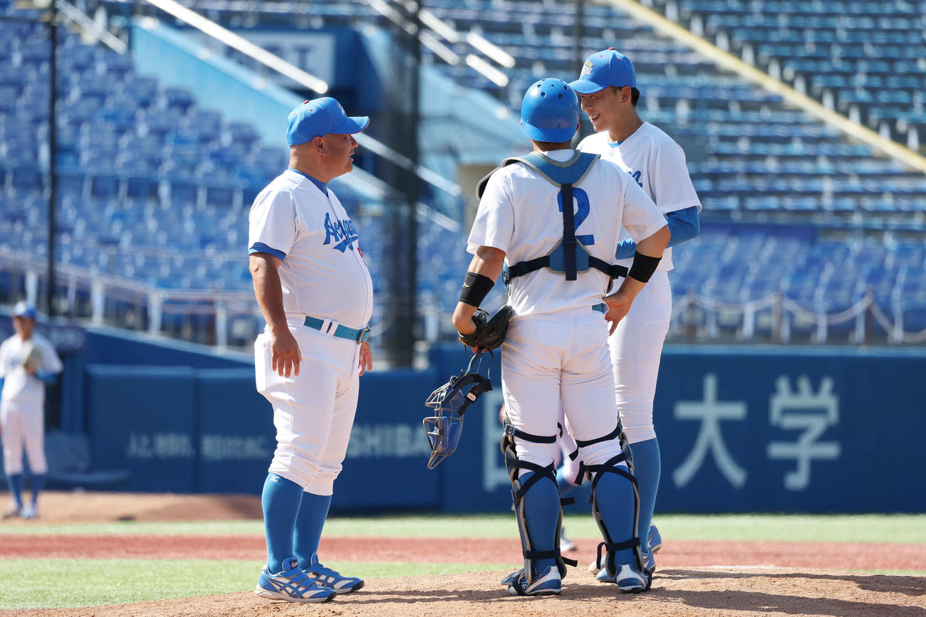 青学大対日大　8回裏日大2死二塁、途中登板の北條（右）は安藤監督と笑顔で話す（撮影・宮地輝）