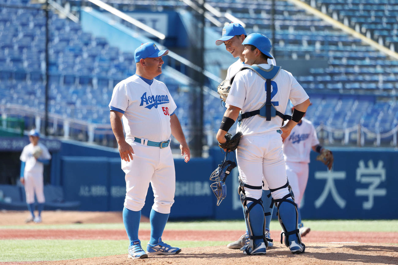 青学大対日大　8回裏日大2死二塁、途中登板の北條（中央）は安藤監督（左）と渡部と笑顔で話す（撮影・宮地輝）
