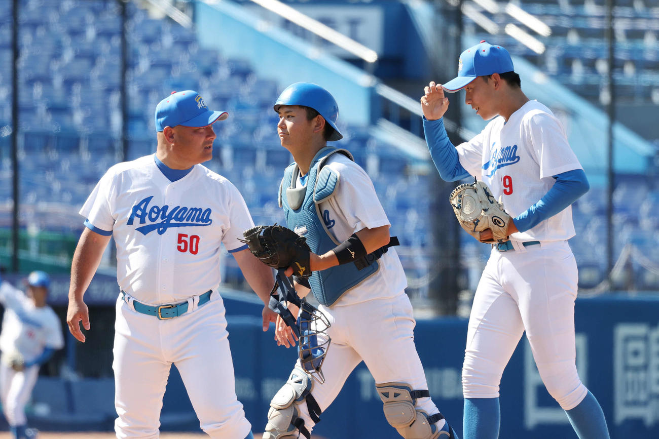 青学大対日大　8回裏日大2死二塁、途中登板の北條（右）は安藤監督と話す。中央は渡部（撮影・宮地輝）