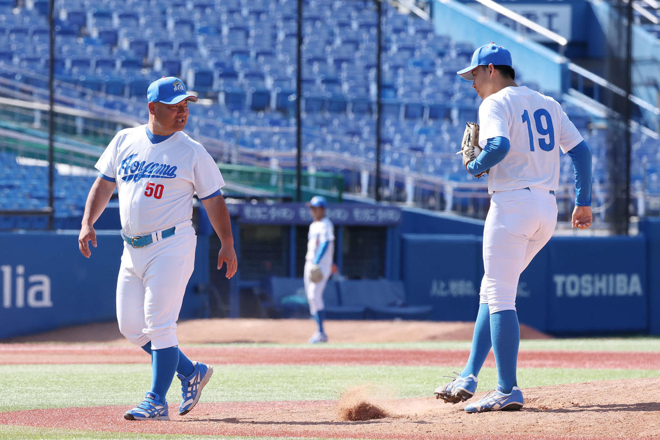 青学大対日大　8回裏日大2死二塁、途中登板の北條（右）は安藤監督と話す（撮影・宮地輝）