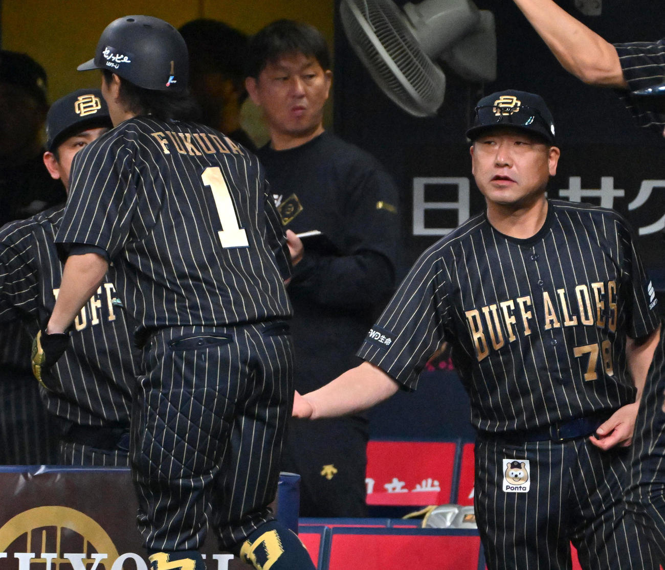 オリックス対楽天　8回裏オリックス2死一、三塁、紅林の適時打で生還した福田（左）を迎える中嶋監督（撮影・石井愛子）