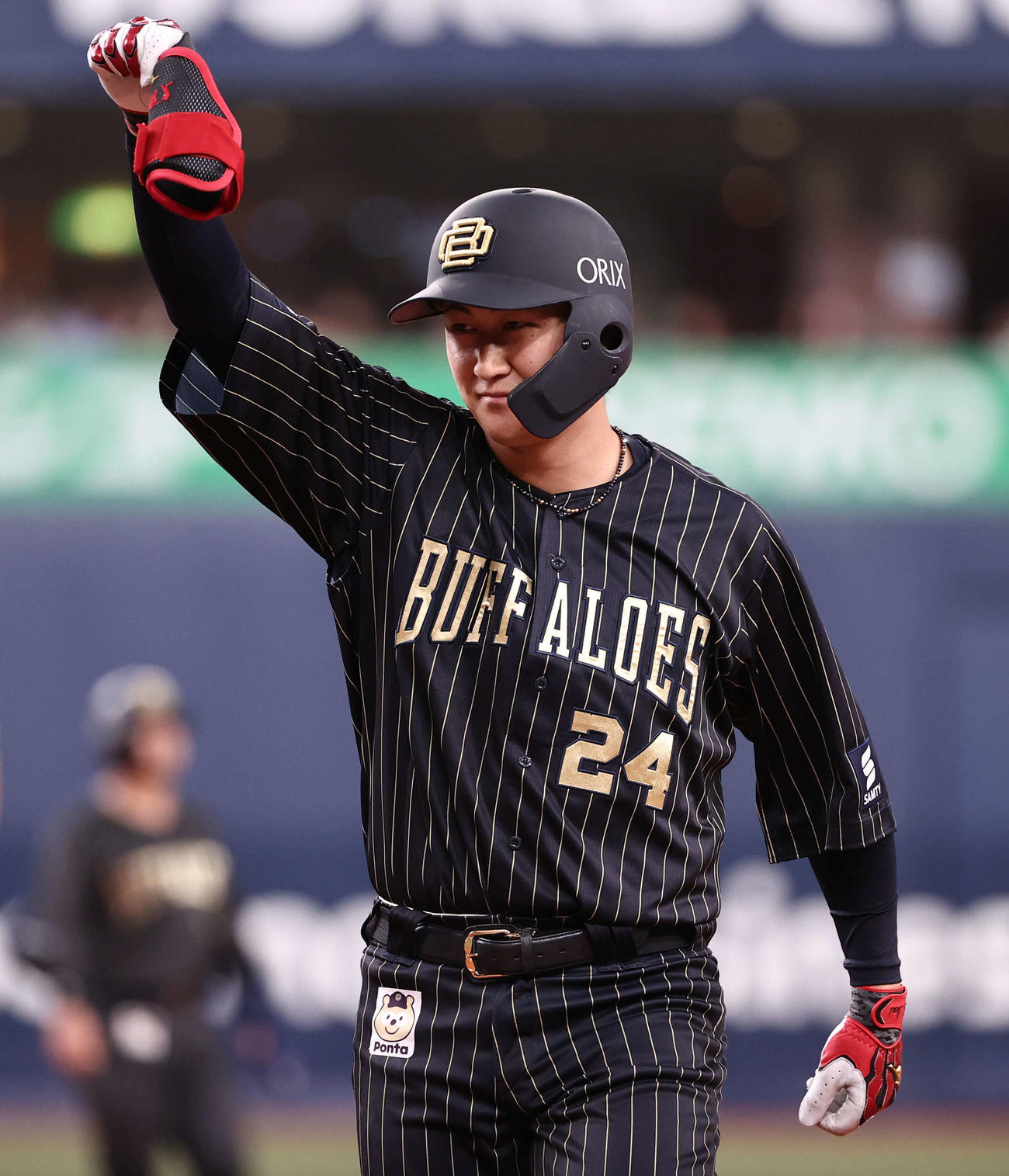 オリックス対楽天　8回裏オリックス2死一、二塁、紅林は左適時打を放ちベンチに向かってガッツポーズ（撮影・西尾就之）