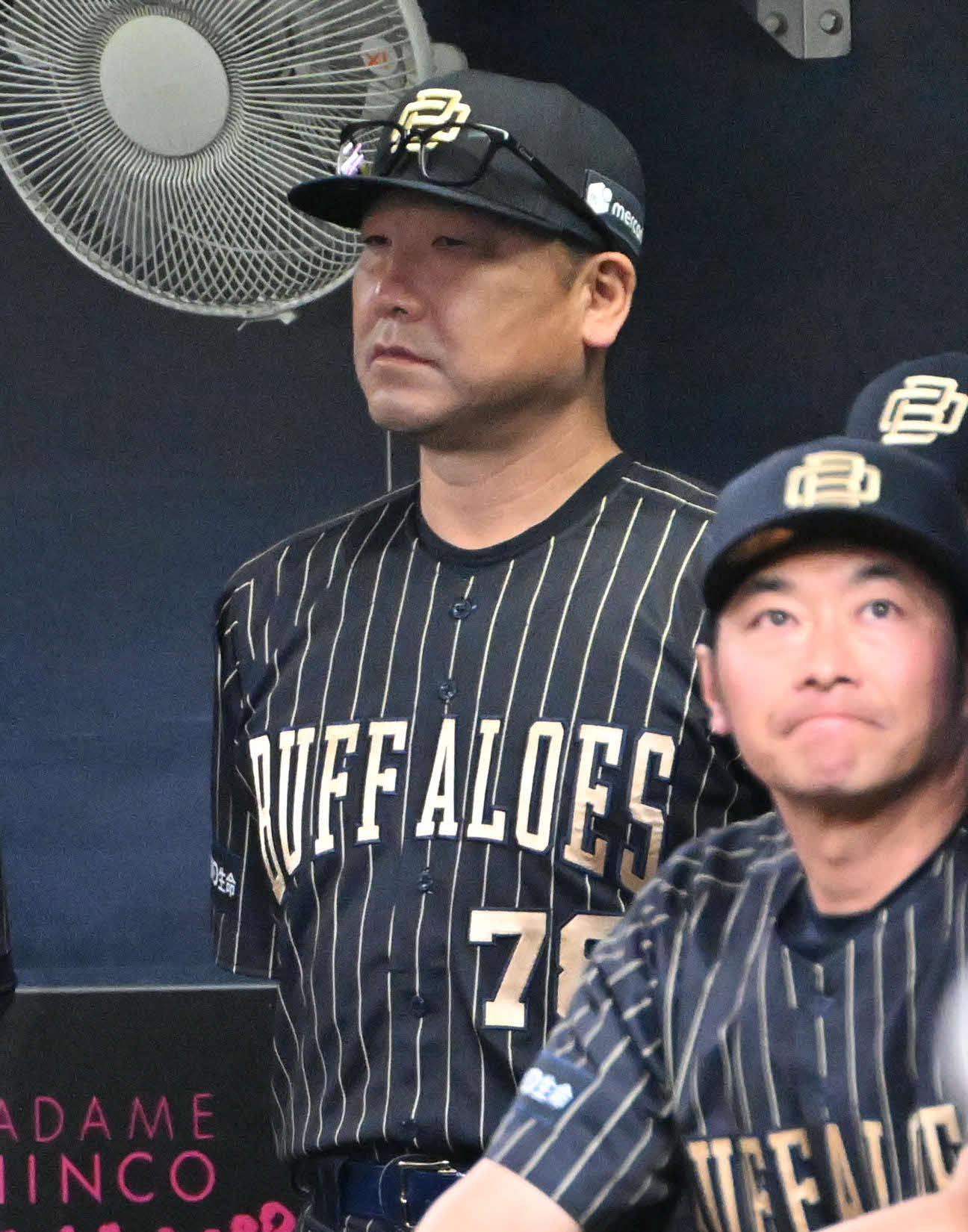 オリックス対楽天　試合を見つめる中嶋監督（左）（撮影・石井愛子）