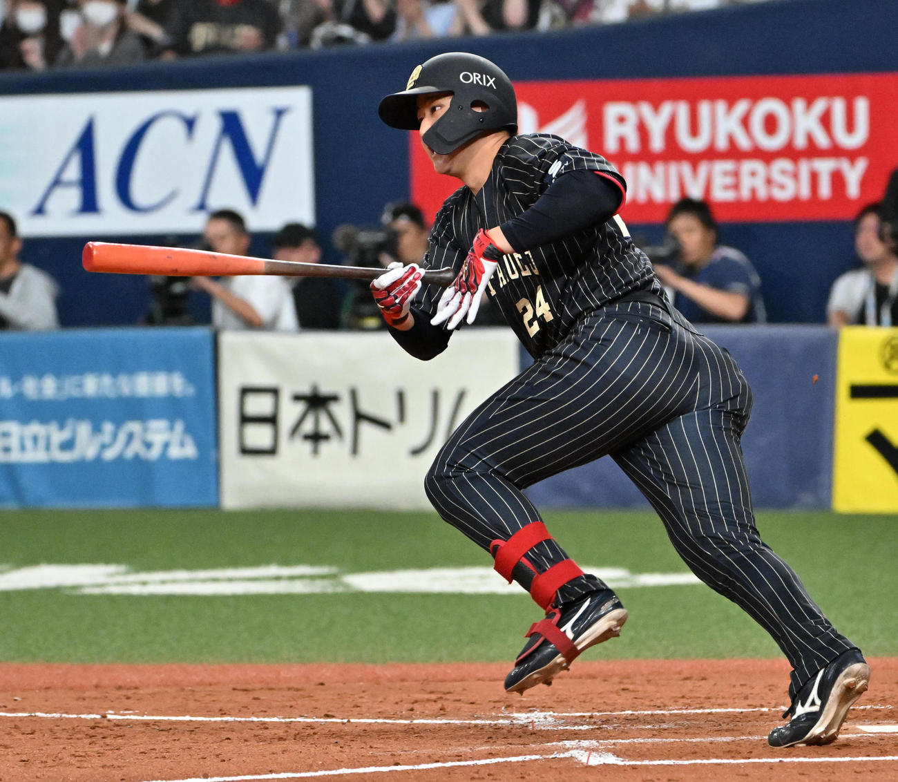 オリックス対楽天　8回裏オリックス2死一、三塁、紅林は左適時打を放つ（撮影・石井愛子）