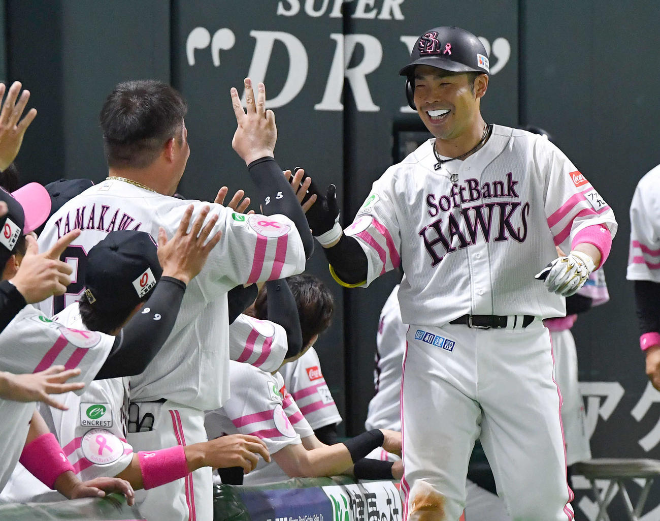 ソフトバンク対西武　5回裏ソフトバンク2死、右越え本塁打を放った近藤は、山川（左）らナインと笑顔でタッチを交わす（撮影・岩下翔太）